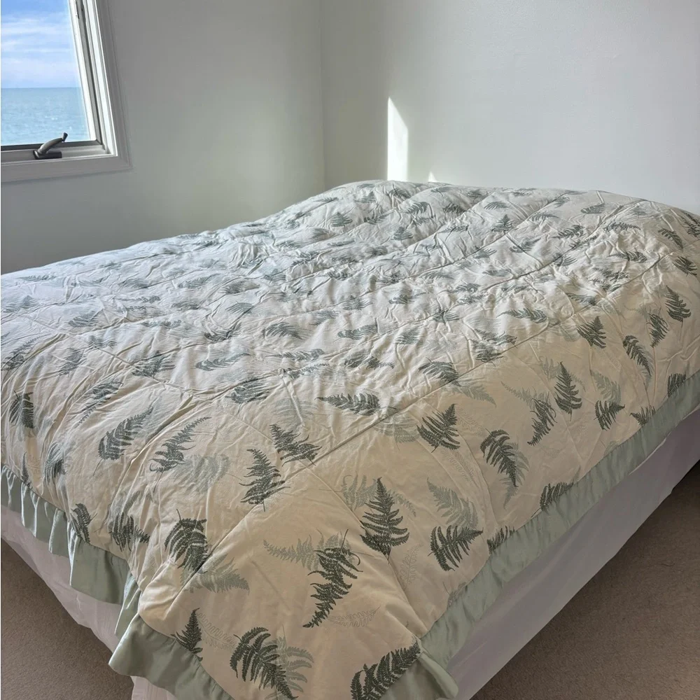 Vintage Quilt Hand Crafted Bedspread Leaf Pattern Cotton Silk Trim Cabin Green